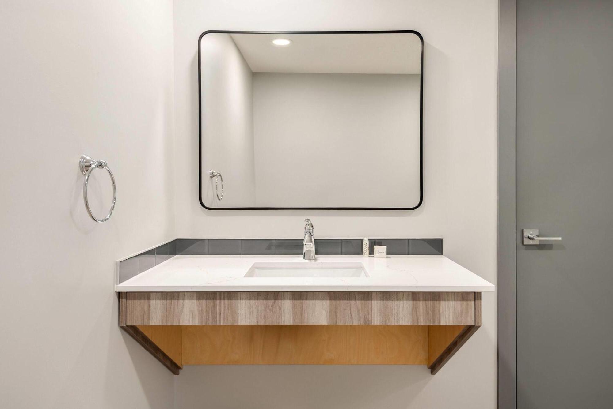 Ramada By Wyndham West Edmonton Hotel & Suites Εξωτερικό φωτογραφία
