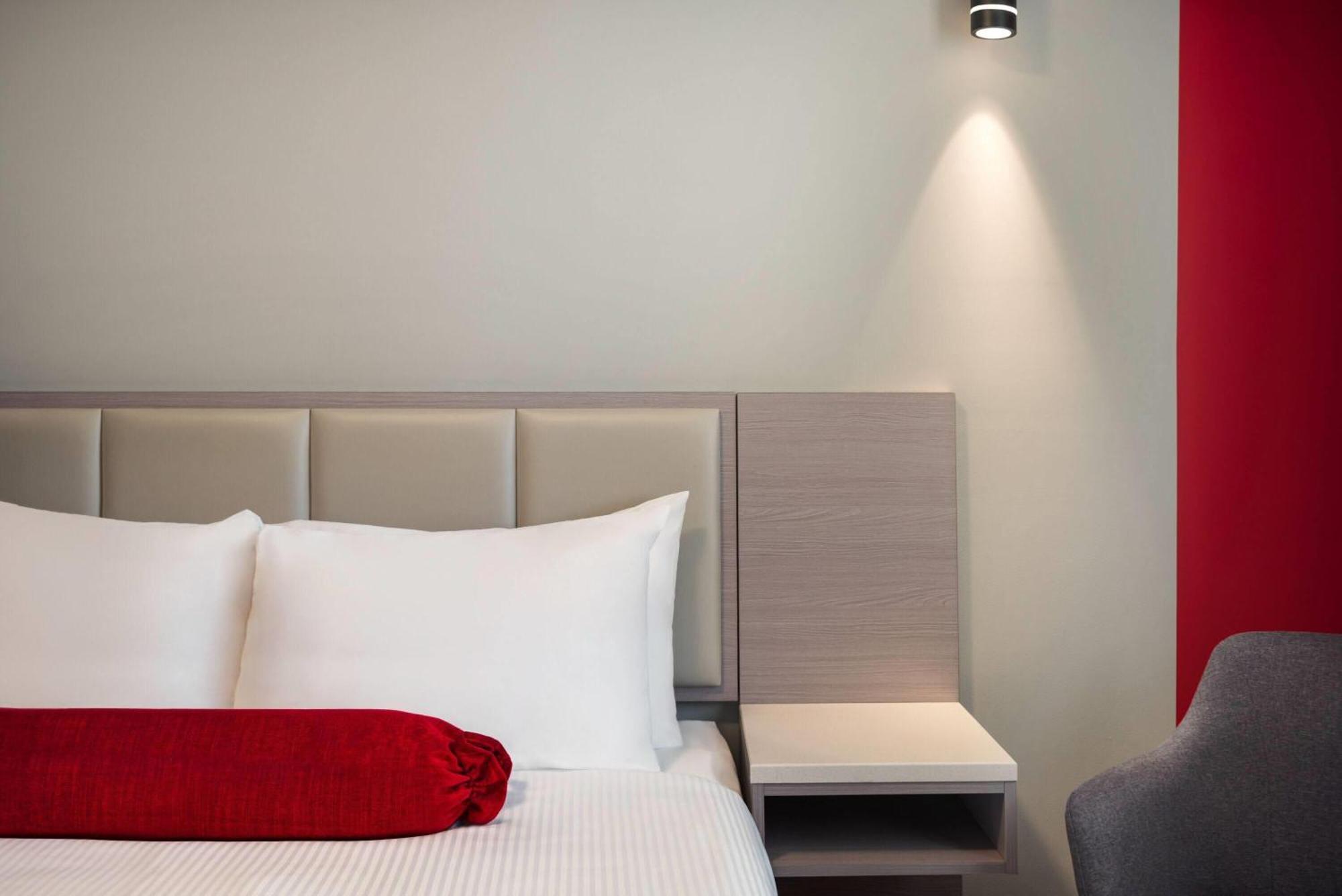 Ramada By Wyndham West Edmonton Hotel & Suites Εξωτερικό φωτογραφία