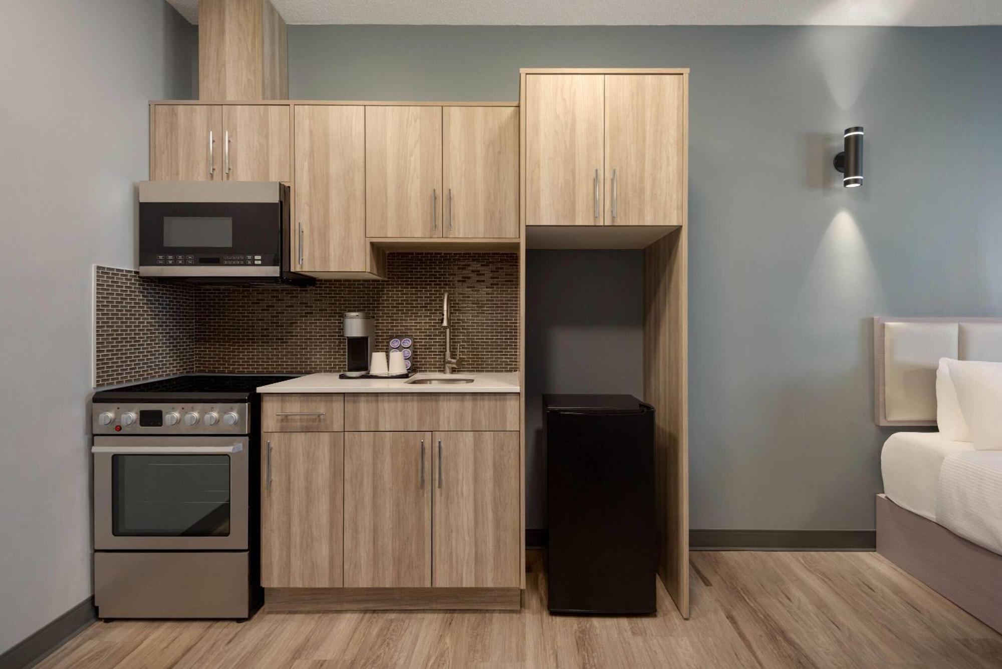 Ramada By Wyndham West Edmonton Hotel & Suites Εξωτερικό φωτογραφία