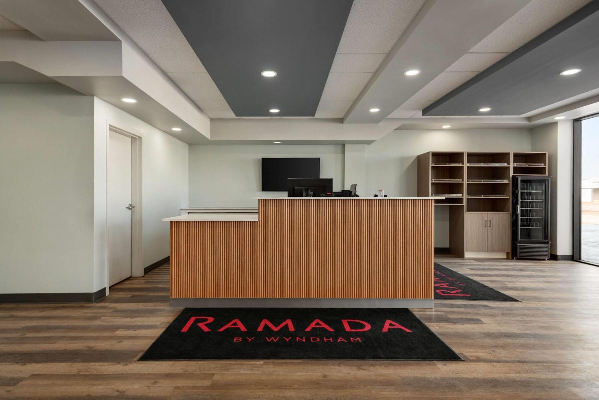 Ramada By Wyndham West Edmonton Hotel & Suites Εξωτερικό φωτογραφία